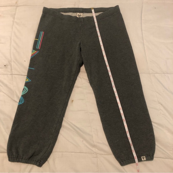 3/40$ TNA — Y2K Grey Cropped Joggers - Picture 3 of 8